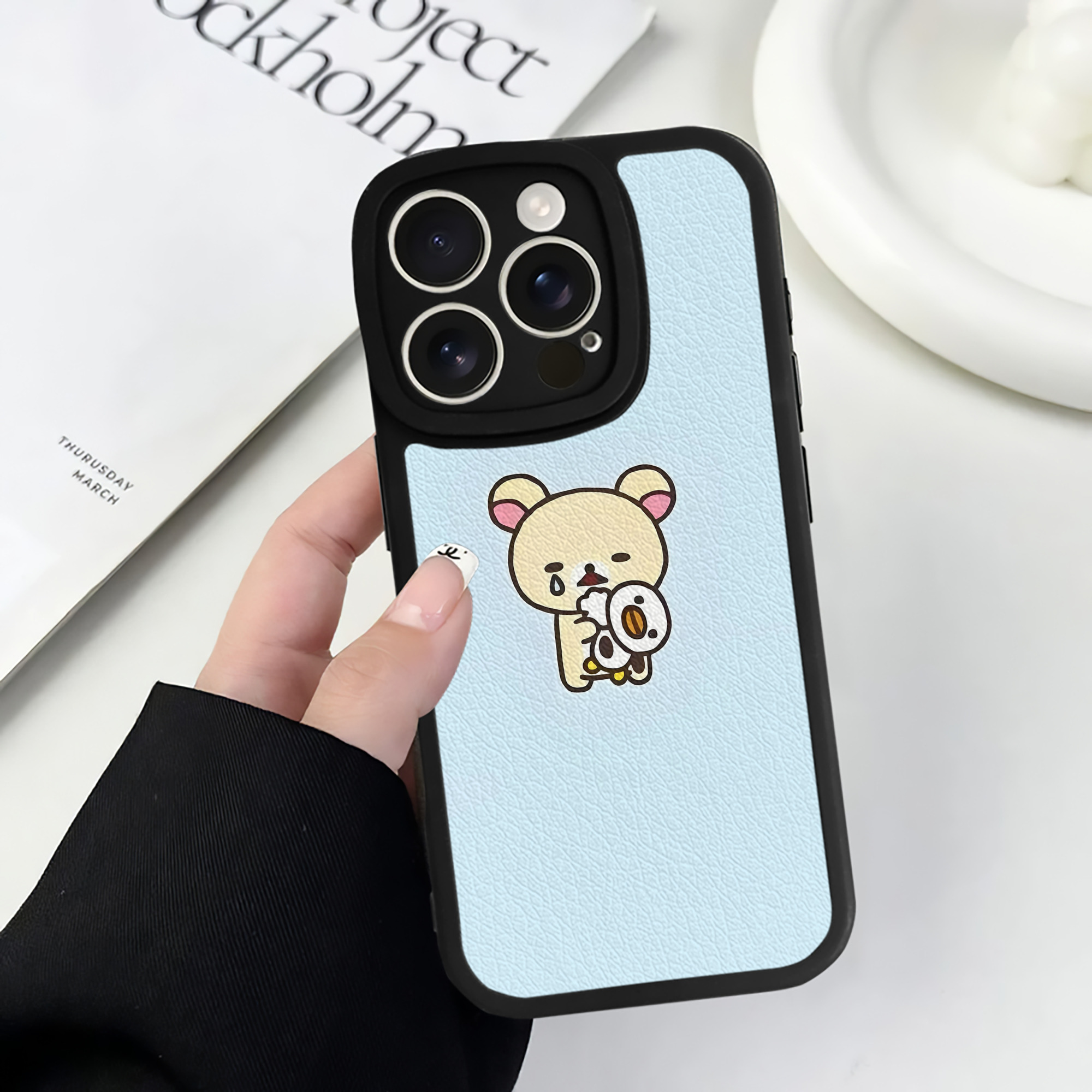（画像用） リラックマ リラックマ キイロイトリ Rilakkuma Korilakkuma Kiiroitori 【iPhone 16シリーズ対応】シリコンスマホケース（レザー調） 材質：シリコン